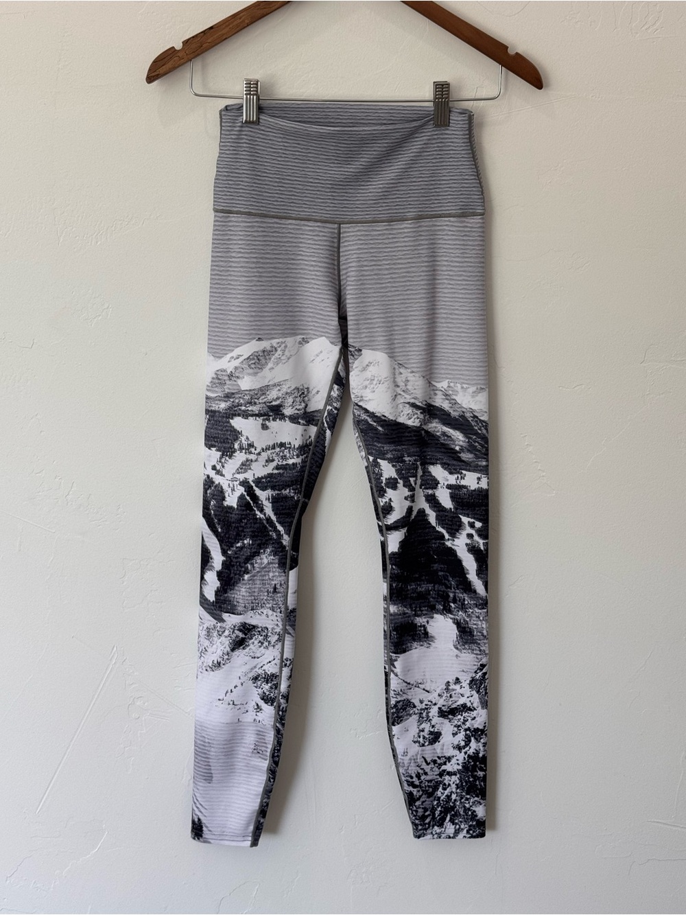 Colorado Threads Yoga Leggings Black White Ski Hill Size Medium NWOT